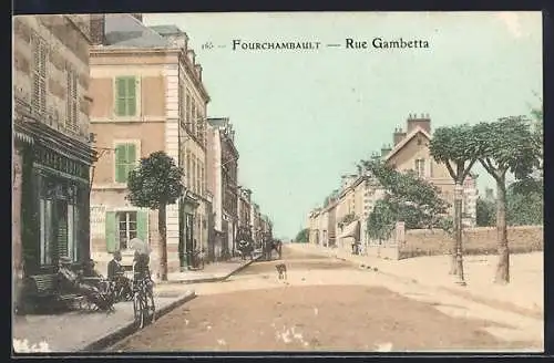 AK Fourchambault, Rue Gambetta animée avec cyclistes et promeneurs