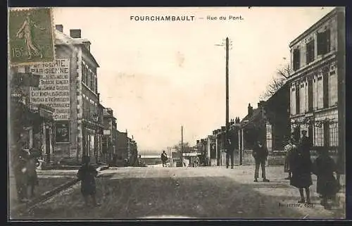 AK Fourchambault, Rue du Pont animée avec passants et bâtiments historiques