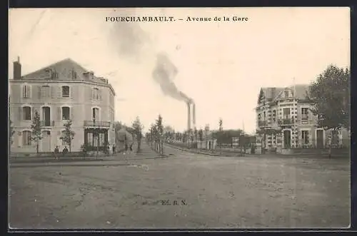 AK Fourchambault, Avenue de la Gare avec cheminées industrielles en arrière-plan