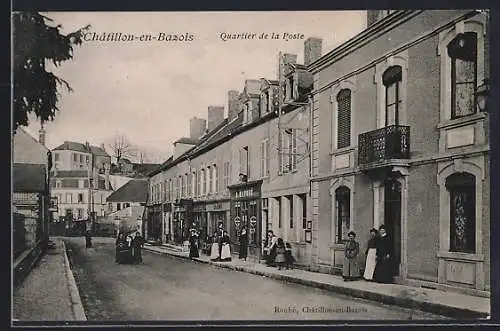 AK Châtillon-en-Bazois, Quartier de la Poste avec passants et bâtiments historiques