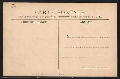 AK Châtillon-en-Bazois, Quartier de la Poste avec passants et bâtiments historiques