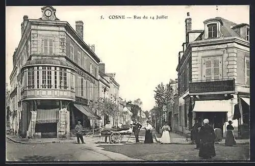AK Cosne, Rue du 14 Juillet avec passants et charrette