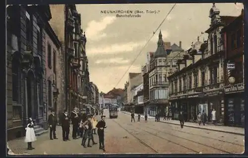 AK Neunkirchen /Trier, Bahnhofstrasse mit Strassenbahn