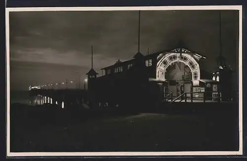 Foto-AK Binz, Beleuchtete Seebrücke bei Nacht