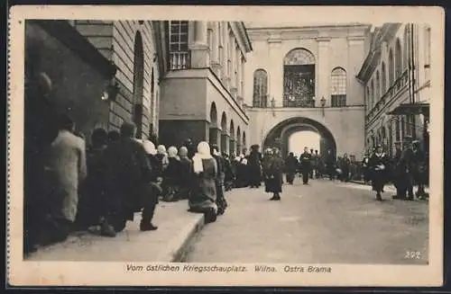 AK Wilna, Ostra Brama, Bewohner knien auf der Strasse vor der Kirche