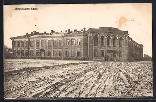 AK Kowel, Das Kriegslazarett, Gebäudeansicht von einer Schlammstrasse aus