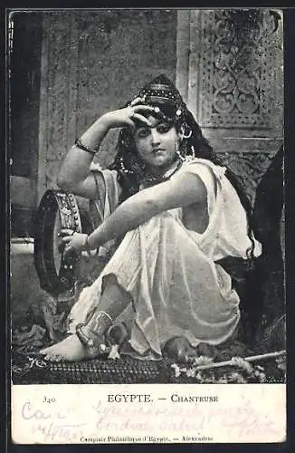 AK Egypte, Chanteuse, arabische Sängerin mit Tambourin