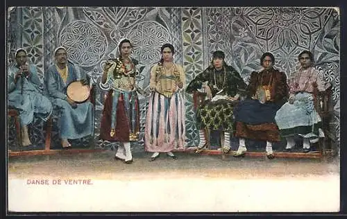 AK Arabische Musiker mit Flöte, Trommel und Tamburin begleiten einen Tanz der einheimischen Frauen