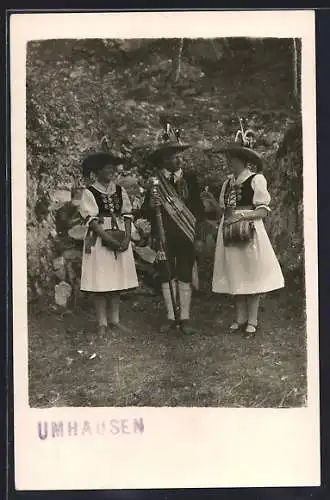 Foto-AK Umhausen, Tiroler und zwei Frauen in Tracht