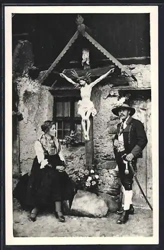 AK Paar in Tiroler Tracht am Flurkreuz