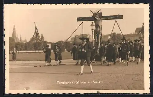 AK Wien, Tirolerschützen mit einem Jesuskreuz