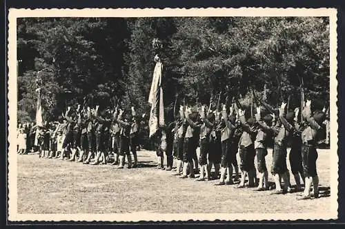 Foto-AK Tiroler in Tracht mit einer Fahne