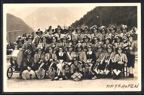 AK Mayrhofen, Musikkapelle in Tiroler Trachten