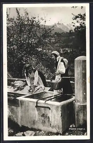 AK Piano d`Arta, Zwei Italienerinnen holen am Brunnen Wasser