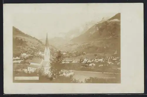 AK Landeck, Ortsansicht mit Kirche und Bergen