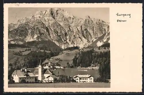 AK Leogang, Blick zum Ort mit Gebirgspanorama