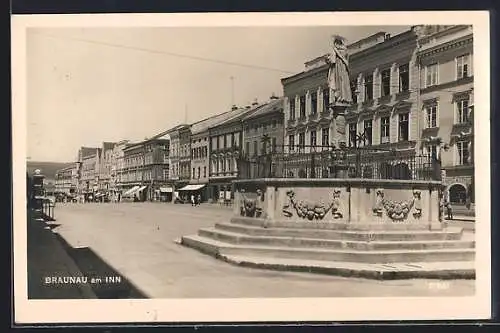 AK Braunau, Ortspartie mit Warengeschäften und Brunnen