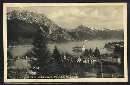 AK Gmunden am Traunsee, Ortsansicht mit Schloss auf dem See und Bergpanorama