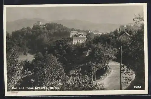 AK Bad Kreuzen, Landstrasse mit Blick zur Ruine