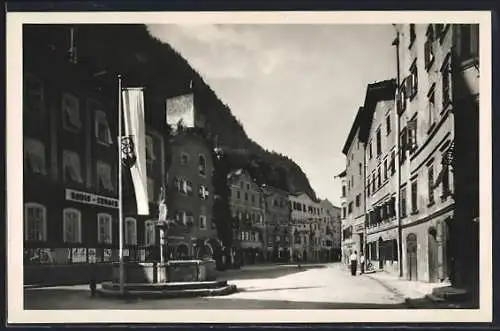 AK Rattenberg /Unterinntal, Strassenpartie mit Geschäften und Brunnen