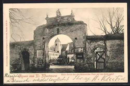 AK Kl. Machnow, Blick durch das alte historische Tor auf den Schlosshof