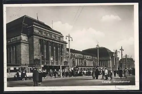 AK Leipzig, Vorplatz am Hauptbahnhof mit Strassenbahnen