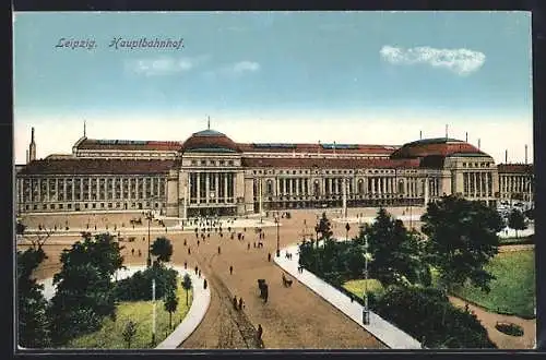 AK Leipzig, der Hauptbahnhof, Passanten auf dem Vorplatz