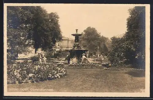 AK Düsseldorf, Corneliusbrunnen mit Blumenbeeten und Besuchern