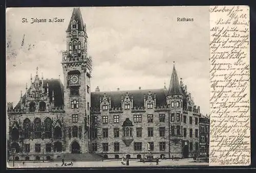 AK St. Johann a. Saar, Rathaus mit Vorplatz und Passanten