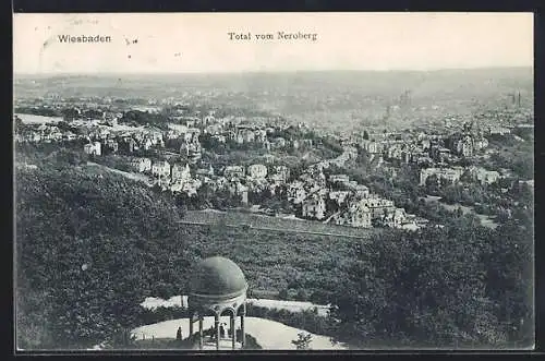 AK Wiesbaden, Totalansicht vom Neroberg mit Pavillon und Besuchern