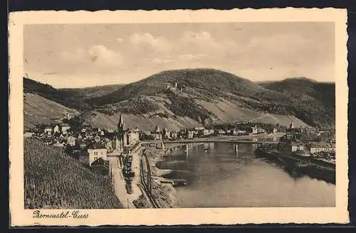 AK Berncastel-Cues, Ortsansicht mit Flusspartie und Bergpanorama