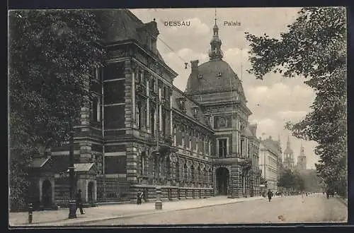 AK Dessau, Palais mit Strassenpartie und Passanten