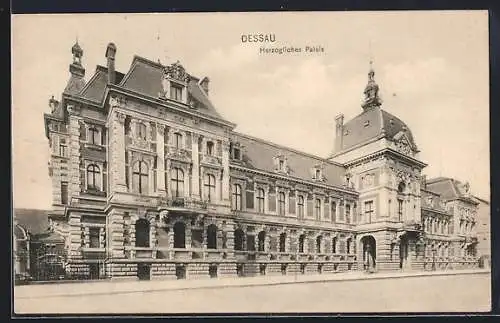 AK Dessau, Herzogliches Palais mit Strassenpartie