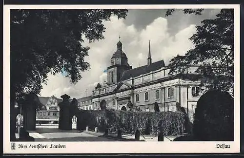 AK Dessau, Blick aus dem Lustgarten auf den Schlosshof