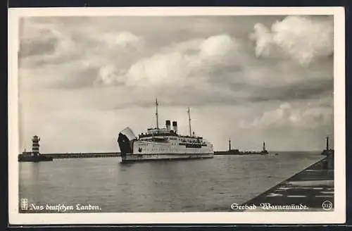 AK Warnemünde, Hafenpartie, Ankunft des Fährschiffes Schwerin