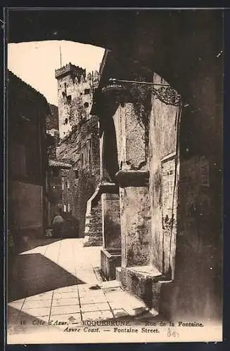 AK Roquebrune, Rue de la Fontaine et vue du château médiéval