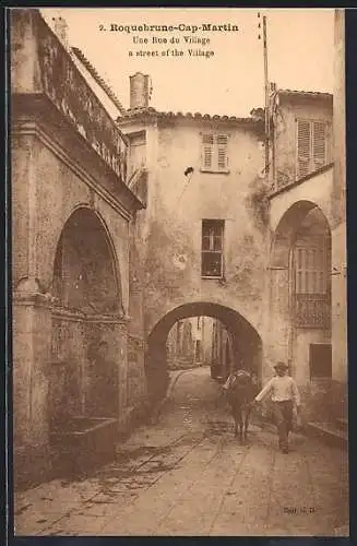 AK Roquebrune-Cap-Martin, Une Rue du Village avec un homme et un cheval