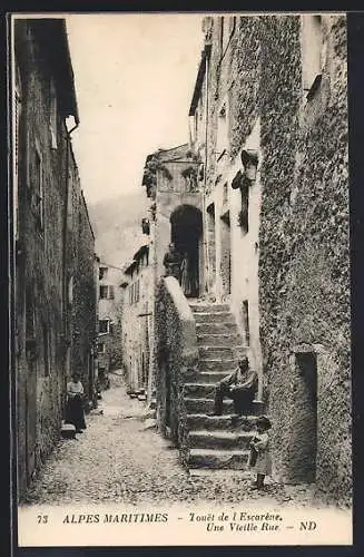 AK L`Escarène, Une vieille rue avec escaliers et habitants