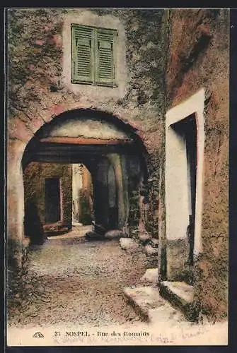 AK Sospel, Rue des Romains avec passage voûté et bâtiments anciens
