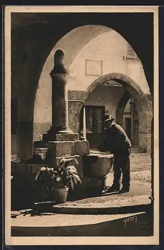 AK Sospel, Homme puisant de l`eau à la fontaine sous les arcades