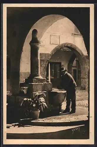AK Sospel, Vieille fontaine et homme au chapeau sous les arcades