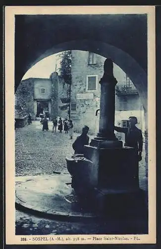 AK Sospel, Place Saint-Nicolas avec fontaine et passage voûté