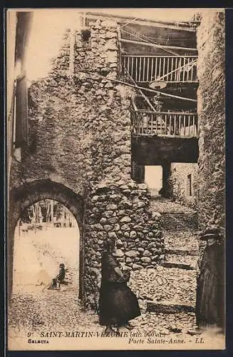 AK Saint-Martin-Vésubie, Porte Sainte-Anne et rue pavée animée