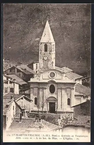 AK Saint-Martin-Vésubie, L`église et la place centrale du village en station estivale et touristique