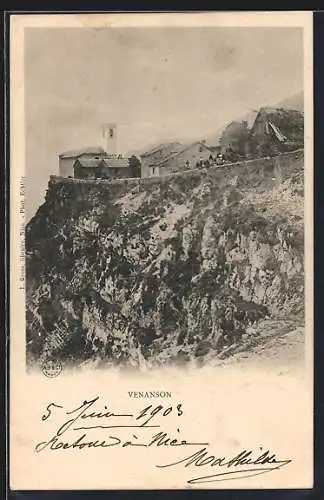 AK Venanson, Vue du village perché sur une falaise rocheuse