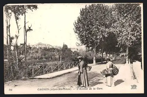 AK Cagnes, L`Avenue de la Gare avec passants et vue sur le village