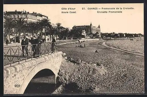 AK Cannes, Promenade de la Croisette avec vue sur la plage et les palmiers