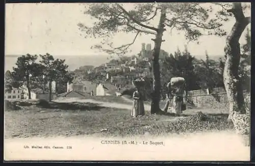 AK Cannes, Le Suquet et vue sur la ville avec personnages au premier plan