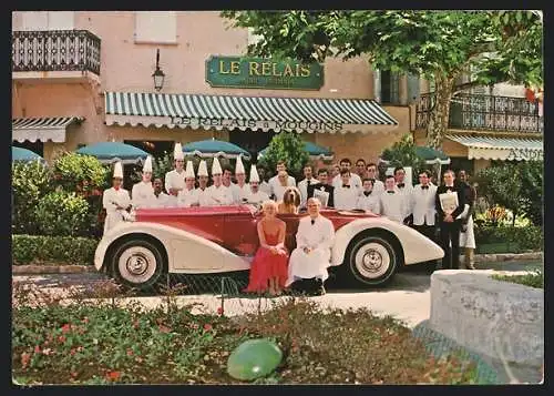 AK Mougins, Équipe du restaurant Le Relais posant devant une voiture rétro