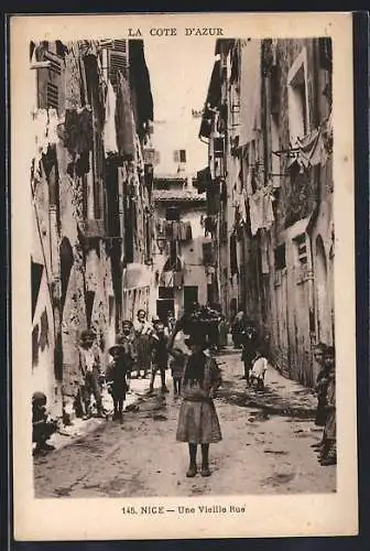 AK Nice, Une Vieille Rue animée avec des enfants et du linge suspendu